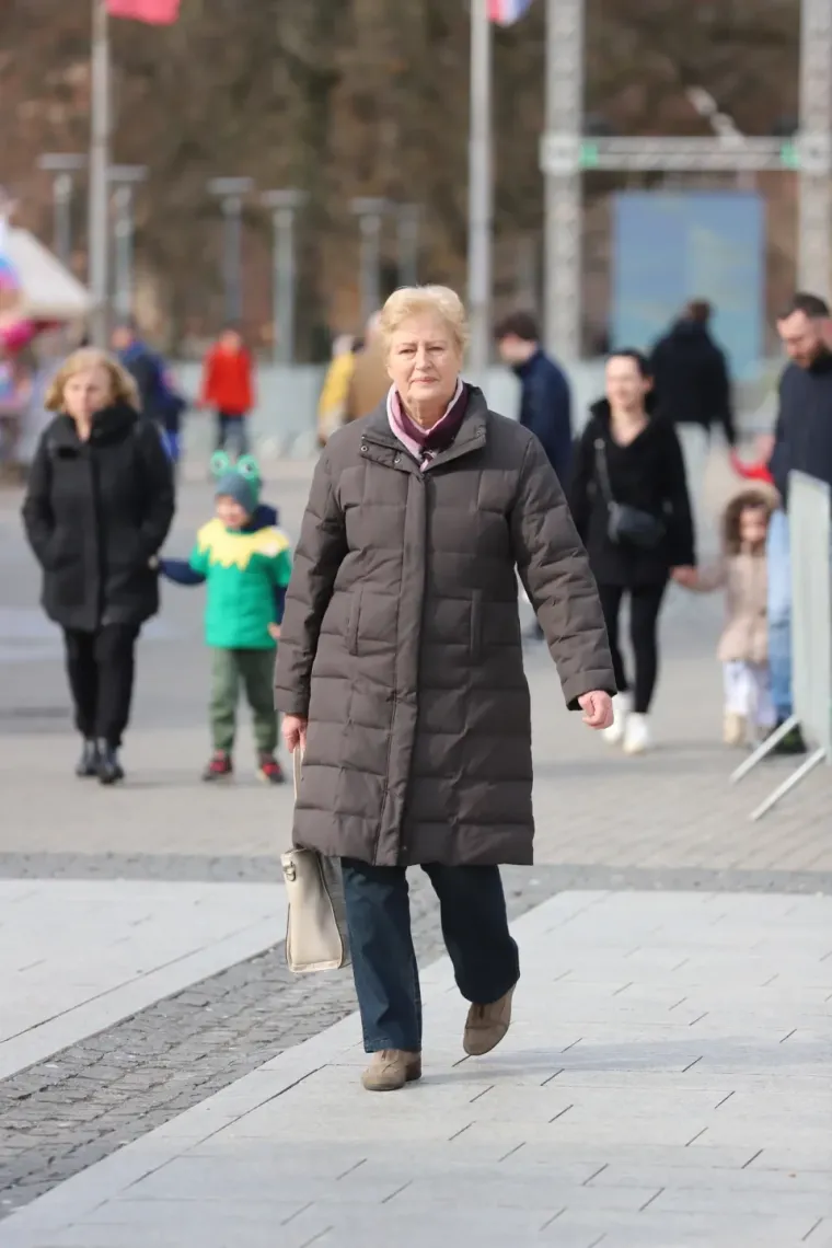 Tajanstvena ljepotica neobičnim kaputom isticala se u masi čakovečke karnevalske gužve