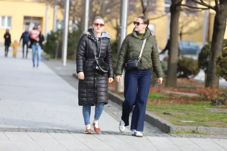 Tajanstvena ljepotica neobičnim kaputom isticala se u masi čakovečke karnevalske gužve