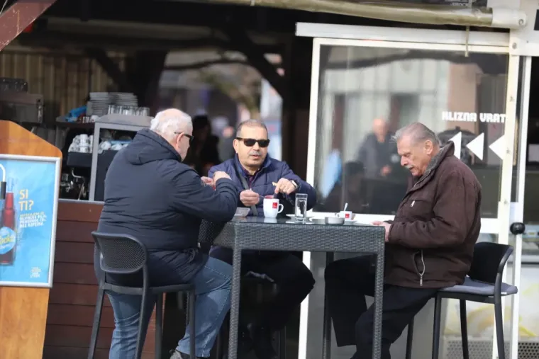 Tajanstvena ljepotica neobičnim kaputom isticala se u masi čakovečke karnevalske gužve