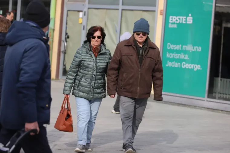 Tajanstvena ljepotica neobičnim kaputom isticala se u masi čakovečke karnevalske gužve