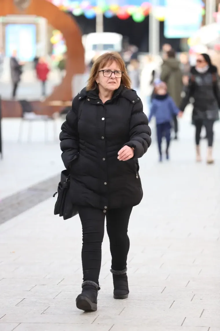 Tajanstvena ljepotica neobičnim kaputom isticala se u masi čakovečke karnevalske gužve
