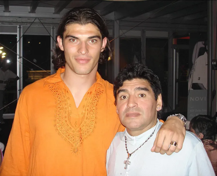 Bara je okružen poznatim ljudima pa se tako jednom prilikom fotografirao s legendarnim Maradonom
