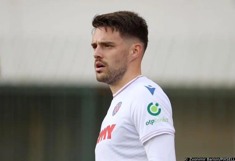 Bio je uključen u prošlosezonsku posudbu Josipa Brekala iz Fiorentine. Iako se dugo povezivao s povratkom u Dinamo, Josip je završio u Hajduku, a nakon toga su Boysi prozvali Baru. &quot;Dosta menadžerskog reketa! Bara, odj**i od Dinama&quot;, stajalo je na transparentu Boysa.
