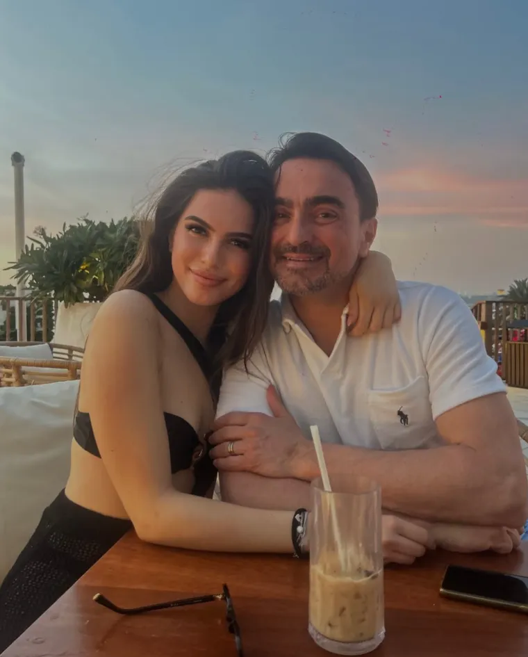 Iva Čagalj, najstarija kći poznatog pjevača Joška Čagalja Jole i njegove supruge Ane, prije nekoliko mjeseci proslavila je svoj 18. rođendan, čime je zakoračila u svijet odraslih. 