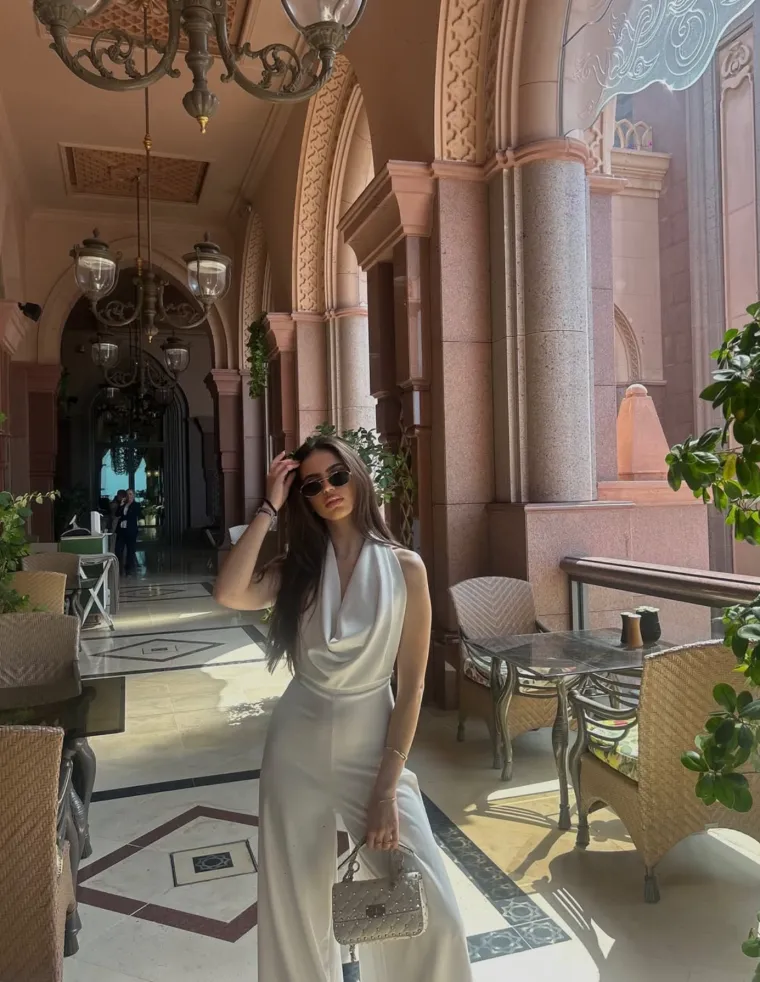 Često se voli pohvaliti luksuznim modnim komadima, među kojima se ističu torbice poznatih brendova poput Chanela i Diora, a kako Jolina nasljednica izgleda - pogledajte u našoj galeriji. 