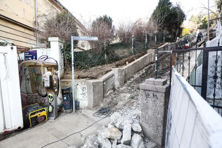 Predviđena je zamjena svih dotrajalih prefabriciranih elemenata - od stuba, podesta i pergola do klupa. Uz sanaciju, planirana je i nova drenaža, odvodnja te sanacija nagnutog zida.