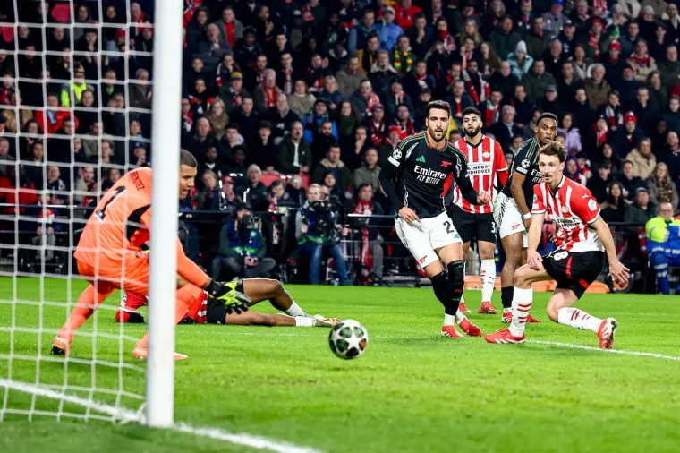 Tu je sve otišlo nizbrdo. teška konfuzija nastala je u obrani i pogrešku iskorištava Merino za 3-0