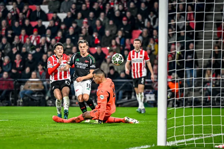 Navijači PSV-a nisu stigli ni trepnuti,a za petardu zabija Trossard.