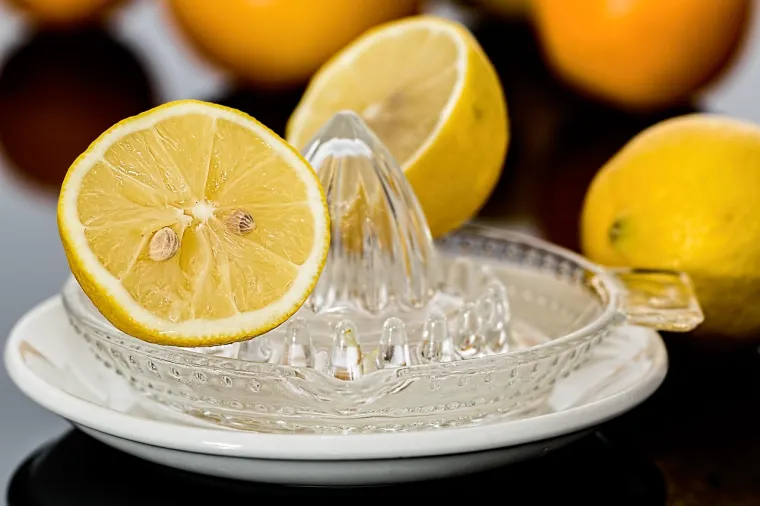 9. Limun: Ovo voće bogato je vitaminom C i limunskom kiselinom, koji mogu pomoći u borbi protiv bakterijskih infekcija i jačanju imunosnog sustava. Redovita konzumacija limuna može pomoći u prevenciji bubrežnih kamenaca zbog sposobnosti povećanja razine citrata u mokraći.