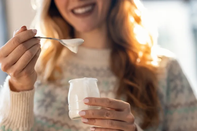 14. Jogurt i probiotičke namirnice: Studije pokazuju da konzumacija jogurta i drugih fermentiranih namirnica može pomoći u smanjenju rizika od dijabetesa tipa 2, metaboličkog sindroma i srčanih bolesti te u održavanju zdrave tjelesne mase. Probiotici u jogurtu također mogu poboljšati zdravlje crijeva i smanjiti simptome sindroma iritabilnog crijeva.