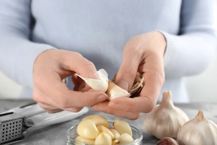 Kako uvrstiti antibiotske namirnice u prehranu: Možete dodati prirodne antibiotike poput češnjaka, kurkume i origana u obroke kako biste poboljšali obranu imunosnog sustava. Neke namirnice možete konzumirati sirove, a druge možete kao čajeve ili juhe. Neke namirnice zadržavaju svoju antibakterijsku moć kada se konzumiraju sirove, ali mogu izgubiti učinkovitost ako se previše zagrijavaju, navodi Medical News Today.