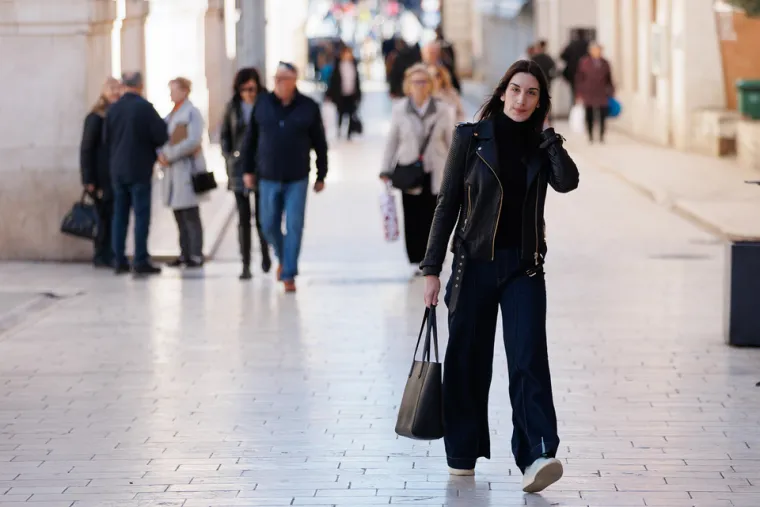 &Scaron;pica gori! Zadranka u leopard haljini istaknula duge noge i privukla poglede