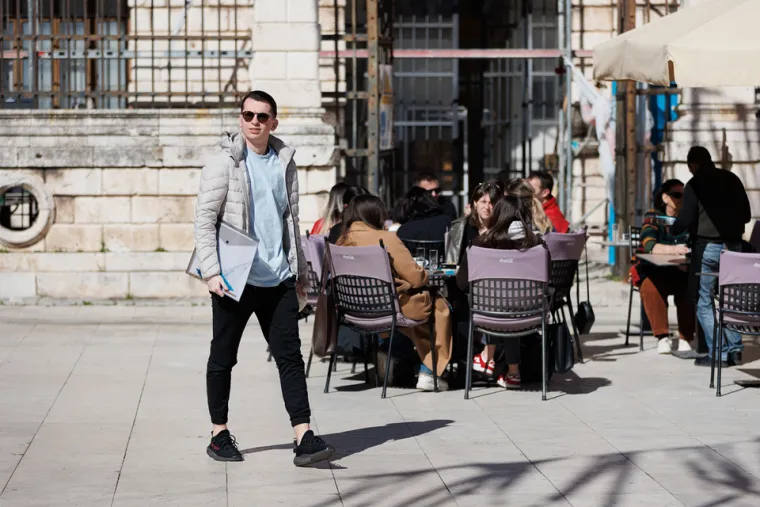 &Scaron;pica gori! Zadranka u leopard haljini istaknula duge noge i privukla poglede