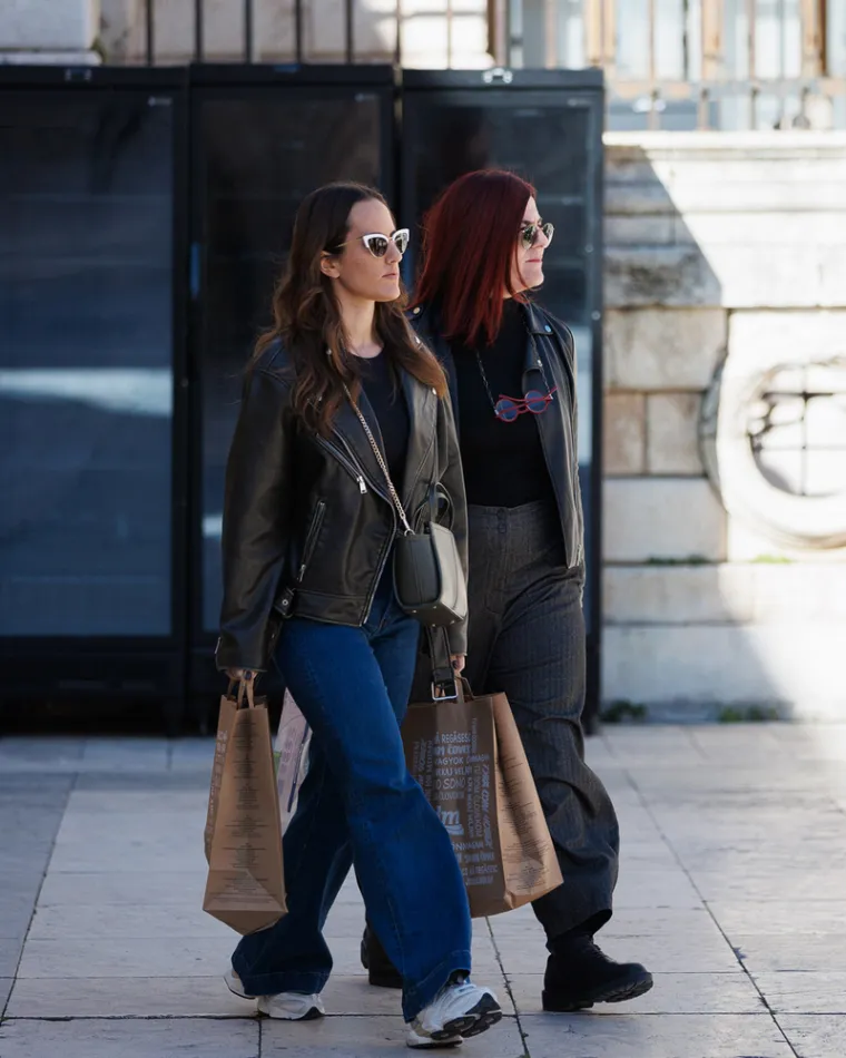 &Scaron;pica gori! Zadranka u leopard haljini istaknula duge noge i privukla poglede