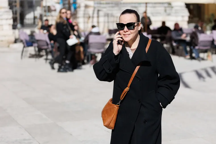 &Scaron;pica gori! Zadranka u leopard haljini istaknula duge noge i privukla poglede