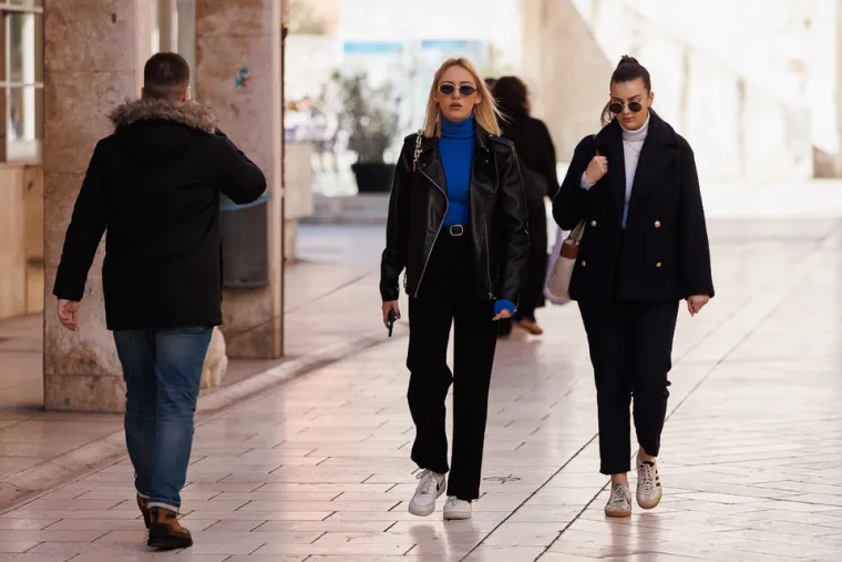 &Scaron;pica gori! Zadranka u leopard haljini istaknula duge noge i privukla poglede