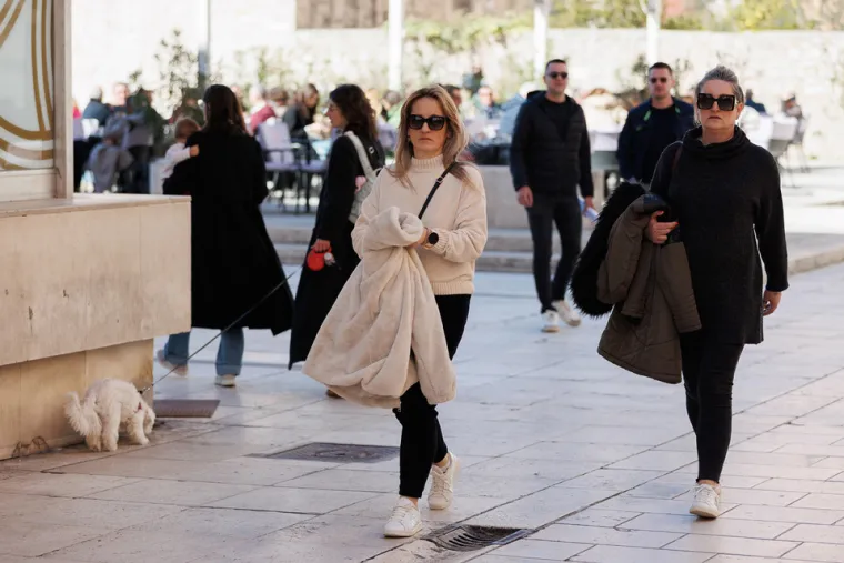 &Scaron;pica gori! Zadranka u leopard haljini istaknula duge noge i privukla poglede