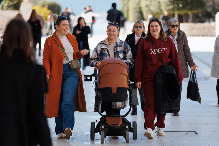 &Scaron;pica gori! Zadranka u leopard haljini istaknula duge noge i privukla poglede