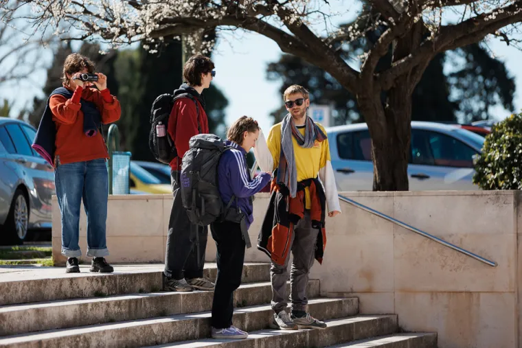 &Scaron;pica gori! Zadranka u leopard haljini istaknula duge noge i privukla poglede