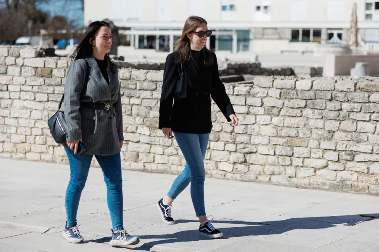 &Scaron;pica gori! Zadranka u leopard haljini istaknula duge noge i privukla poglede