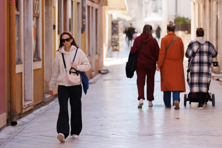 &Scaron;pica gori! Zadranka u leopard haljini istaknula duge noge i privukla poglede