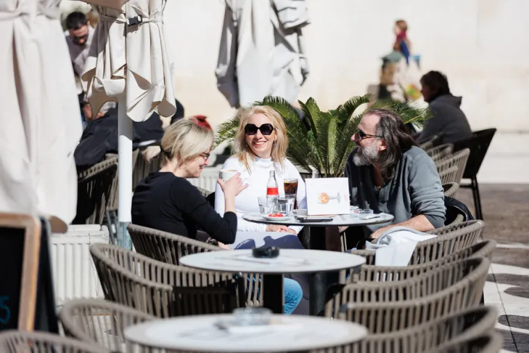 &Scaron;pica gori! Zadranka u leopard haljini istaknula duge noge i privukla poglede