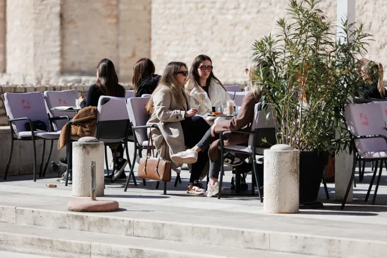 &Scaron;pica gori! Zadranka u leopard haljini istaknula duge noge i privukla poglede