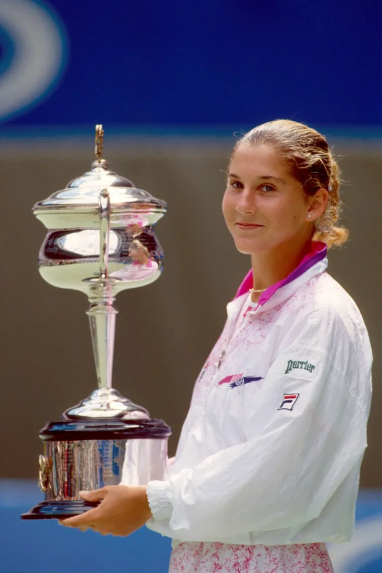 Monika Seleš, rođena 2. prosinca 1973. u Novom Sadu, bivša je jugoslavenska i američka profesionalna tenisačica mađarskog podrijetla za koju mnogi tvrde da je jedna od najboljih u povijesti tog sporta. Dugi niz godina već ne živi pod budnim okom javnosti, a mi smo istražili kako danas izgleda te čime se bavi. 