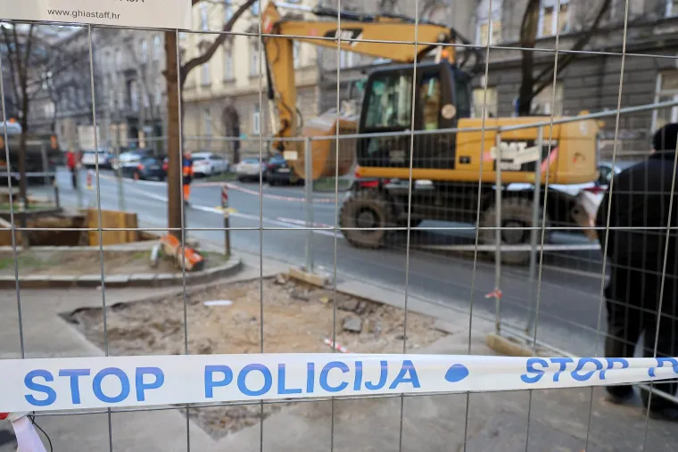 &apos;Podzemni se spremnici moraju postaviti uz prometnicu kako bi ih kamioni Čistoće mogli isprazniti. Ako se govori o parkirnim mjestima, onda treba znati da smo u zadnjih godinu dana oslobodili brojna parkirna mjesta od terasa kafića i rezerviranih mjesta&apos;, rekao je Tomašević