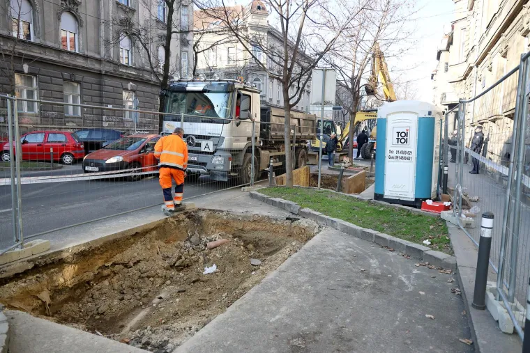 Objasnio je da samo u užem središtu grada sada ima barem pet puta više parkirnih mjesta. Tako da ni to ne bi trebao biti problem. Jedan podzemni spremnik zamjenjuje pet kontejnera