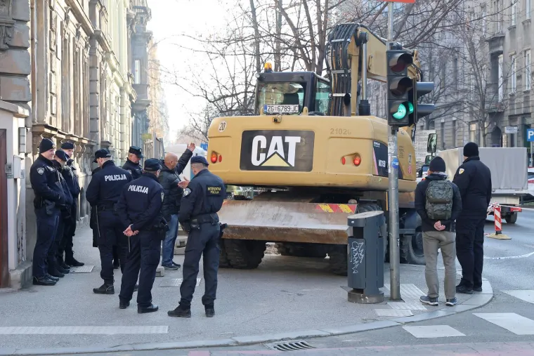 Pobuna u centru Zagreba: Radovi na podzemnim spremnicima pod nadzorom policije