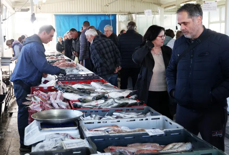 Živahno na šibenskoj tržnici: Pogledajte po kojim se cijenama prodaju orade, škarpine, brancini