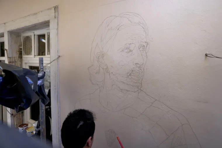 Mural će se slikati ukupno 2-3 dana, a izazov slikaru predstavlja vrlo uzak prostor koji vrvi ljudima. 