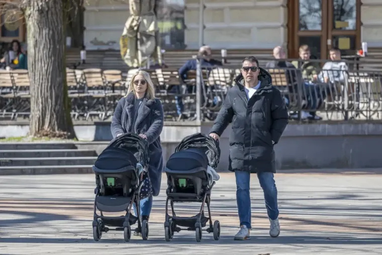 Prolaznici ostali bez daha: Misteriozne dame osvojile Karlovčane