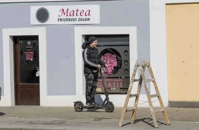 Prolaznici ostali bez daha: Misteriozne dame osvojile Karlovčane