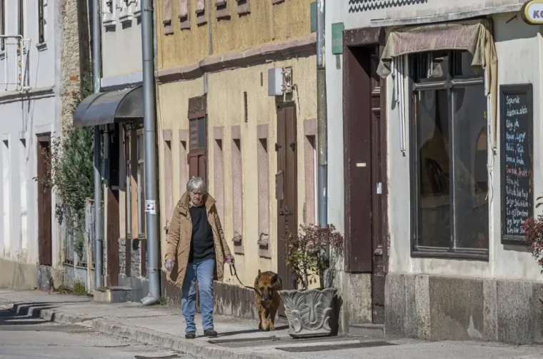 Prolaznici ostali bez daha: Misteriozne dame osvojile Karlovčane