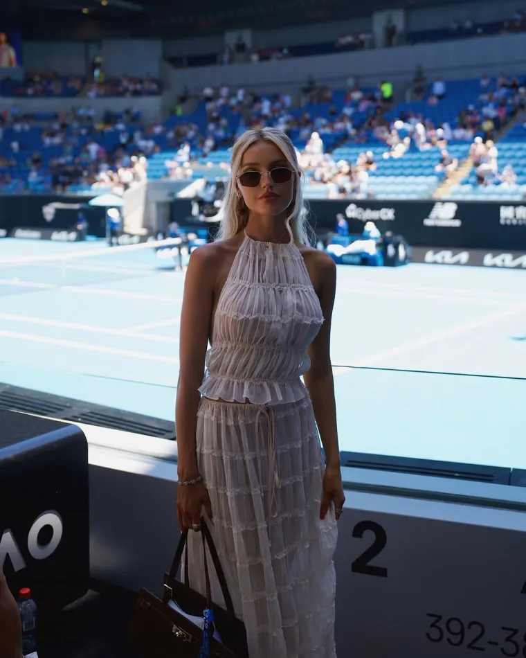 Morgan Riddle prati svog dečka u Melbournu na Australian openu.