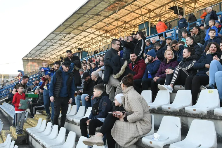 S druge strane, Podravske štuke većinom su mladi članovi koji, kako je u jednom trenutku rekao komentator ove utakmice, &quot;trebaju ispričnice za školu.&quot; Skupina Podravske Štuke temelji se na tradiciji nogometa u Koprivnici, a naziv potiče od lokalnog identiteta i karakteristične &quot;štuke&quot; (vrsta ribe). Iako Slaven nije među najjačim klubovima u Hrvatskoj, Podravske Štuke su poznate po tome što imaju lojalne i strastvene navijače.
