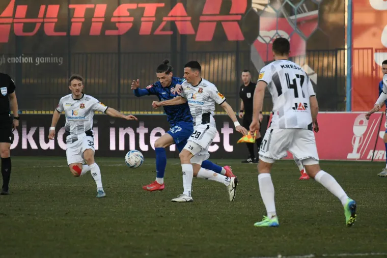 U 27. minuti se dogodio prvi udarac u okvir vrata, a zaprijetio je domaći igrač &Scaron;uto. Vrlo brzo nakon toga poku&scaron;ao je i Grgić, ali je na mjestu bio vratar Gorice Žiger, dok je na drugoj strani poku&scaron;ao Erceg, ali je njegov udarac pro&scaron;ao pored vratnice.