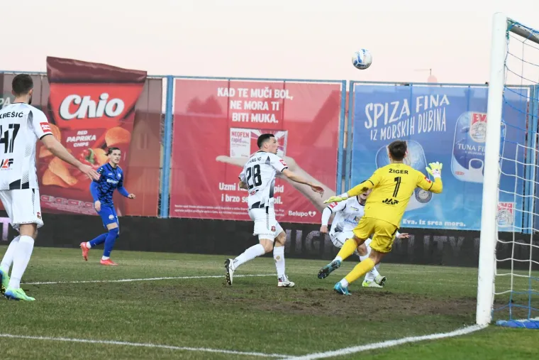 U nadoknadi je svaka momčad imala po jednu priliku. Prijetili su Nestorovski s jedne i Vrzić s druge strane, ali produžeci se nisu izbjegli.