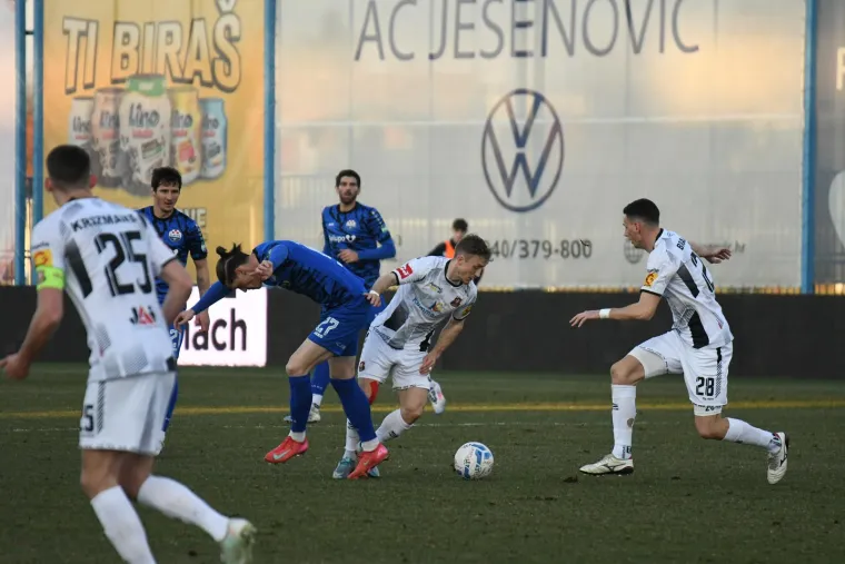 U prvom produžetku, u 98. minuti, novu je &scaron;ansu imao Nestorovski, ali je pucao iznad vrata, no Slaven Belupo je zasluženo uspio povesti u 109. minuti i ponovno je u sredi&scaron;tu pozornosti bio 19-godi&scaron;nji Jagu&scaron;ić koji je odlično pogodio iz slobodnog udarca, s 18 metara od gredu, za 2-1.