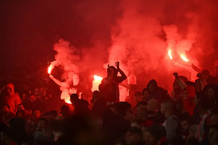 U jednom trenutku Estadi Olímpic Lluís Companys u Lisabonu se zapalio, more baklji obasjalo je nogometno pročelje. 