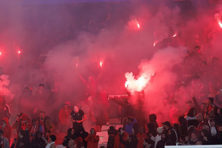 Neki imaju i po dvije baklje u rukama. 