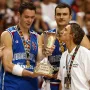 Dejan Toma&scaron;ević je ispred Skup&scaron;tine iz nekog razloga prema opoziciji počeo arlaukati: "Usta&scaron;e, Usta&scaron;e". Na ovoj fotografiji možemo ga vidjeti u dresu propale Jugoslavije koja je 2002. osvojila zlato na MundoBasketu u SAD-u. Svetislav Pe&scaron;ić je bio izbornik (na slici), a Dejan Toma&scaron;ević je ova koji mu daje pehar na ljubljenje. Toma&scaron;ević je u finalu protiv Argentine (84-77 nakon produžetka) zabio 6 poena i imao 2 skoka uz asistenciju. U igru je u&scaron;ao s klupe. 