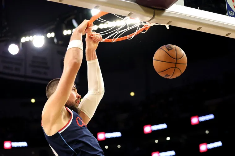 Osim što je hrvatski centar LA Clippersa u uskom krugu u tom segmentu, odlično igra i napadački, što je još jednom potvrdio i sinoć u pobjedi 123:115 svoje momčadi protiv Detroit Pistonsa.
