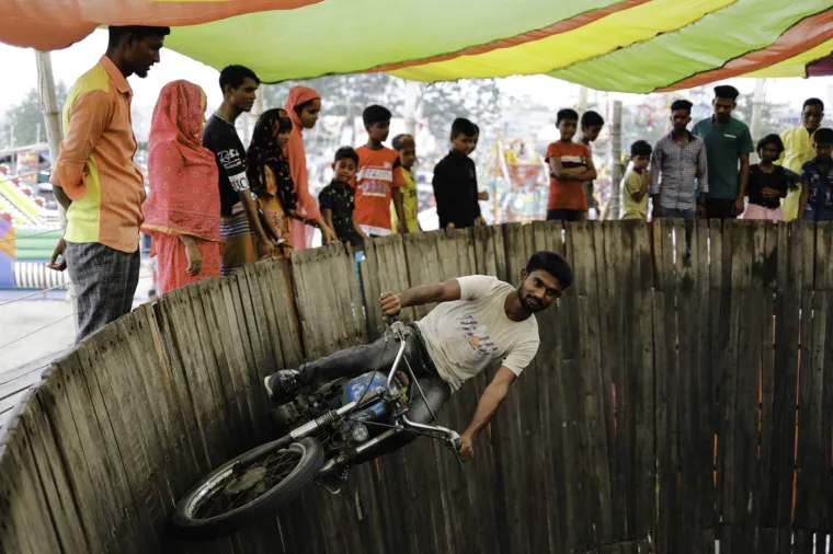 Zid smrti privlači tisuće vozača: Opasna tradicija prestižni je simbol neustra&scaron;ivosti