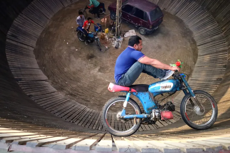 Zid smrti privlači tisuće vozača: Opasna tradicija prestižni je simbol neustra&scaron;ivosti