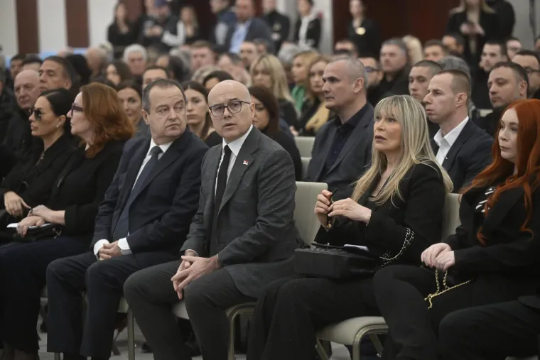 Srpska estrada zavijena u crno, brojne zvijezde opraštaju se od Saše Popovića