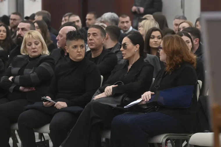 Srpska estrada zavijena u crno, brojne zvijezde opra&scaron;taju se od Sa&scaron;e Popovića