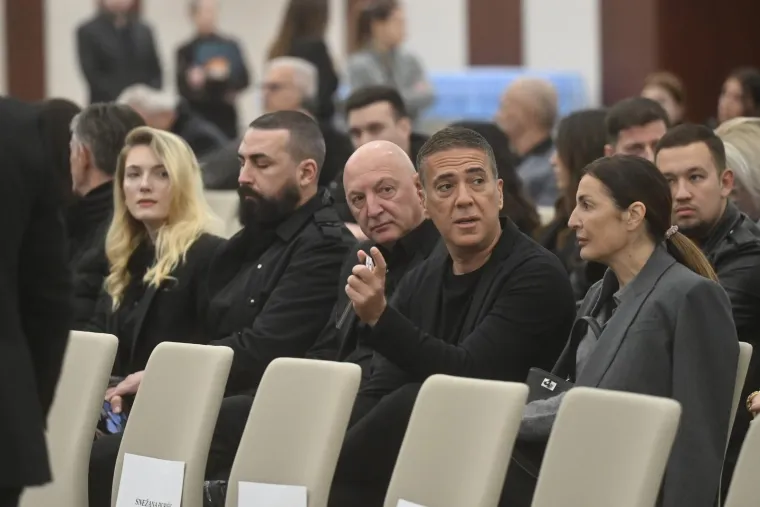 Srpska estrada zavijena u crno, brojne zvijezde opra&scaron;taju se od Sa&scaron;e Popovića